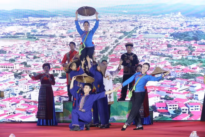 Tiết mục nghệ thuật đặc sắc tại Lễ khai mạc Không gian văn hóa đường Hùng Vương.