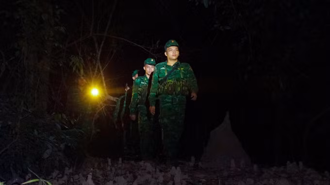 Cán bộ, chiến sĩ Bộ đội Biên phòng Cửa khẩu quốc tế Tân Nam, tỉnh Tây Ninh trên đường tuần tra đêm, giữ vững an ninh biên giới quốc gia.