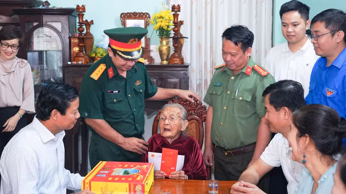 Bộ đội Biên phòng tỉnh Tây Ninh phối hợp với chính quyền địa phương chăm lo cho gia đình chính sách vùng biên giới.
