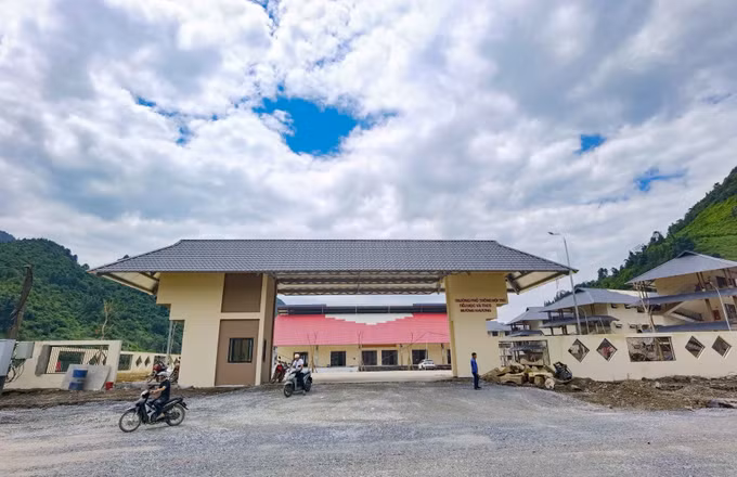 Trường Phổ thông nội trú Tiểu học và THCS Mường Khương đã hoàn thành công tác tuyển sinh năm học 2026 - 2027 với 980 học sinh từ lớp 3 đến lớp 9, được bố trí tại 28 lớp.