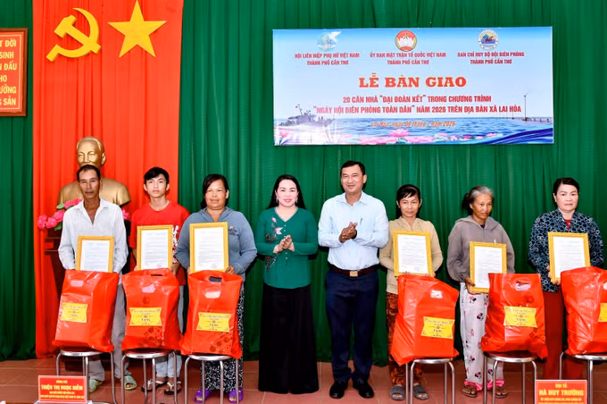 Đại diện Ủy ban Mặt trận Tổ quốc Việt Nam thành phố Cần Thơ và xã Lai Hòa trao quyết định tặng nhà, tặng quà cho các hộ gia đình trên địa bàn xã Lai Hòa. Ảnh: Trung Kiên/TTXVN