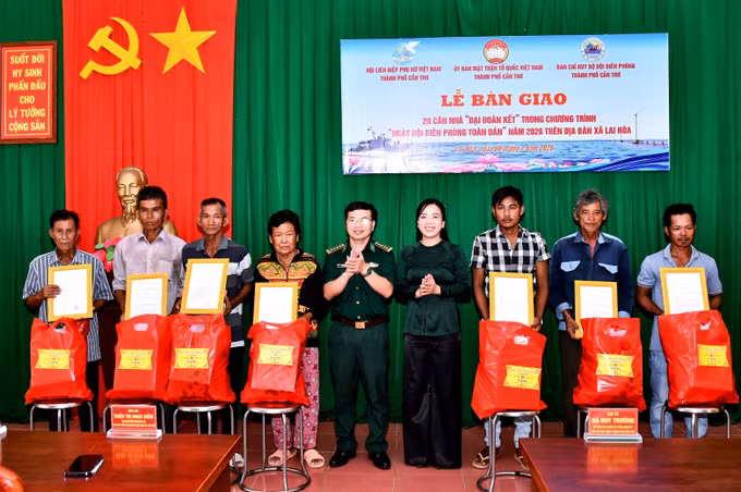 Lãnh đạo Ủy ban Mặt trận Tổ quốc Việt Nam thành phố Cần Thơ và Ban Chỉ huy Bộ đội Biên phòng thành phố trao quyết định tặng nhà, tặng quà cho các hộ gia đình trên địa bàn xã Lai Hòa. Ảnh: Trung Kiên/TTXVN