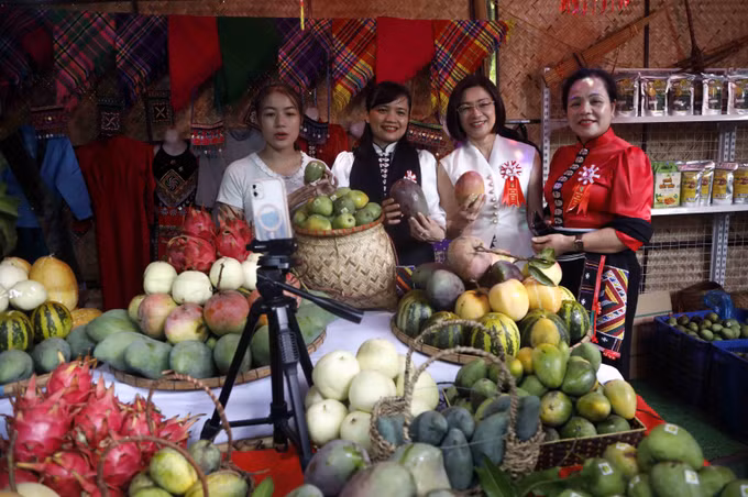 Đại biểu quảng bá, giới thiệu sản phẩm đặc trưng lên các nền tảng số tại ngày hội.