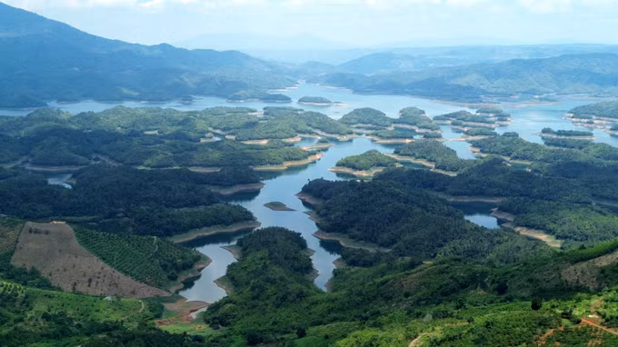 Thắng cảnh hồ Tà Đùng nằm trong Vườn Quốc gia Tà Đùng (xã Tà Đùng, Lâm Đồng) nổi tiếng với hơn 40 hòn đảo lớn nhỏ nhấp nhô giữa mặt nước trong xanh, được ví như "vịnh Hạ Long thu nhỏ" của núi rừng Tây Nguyên.