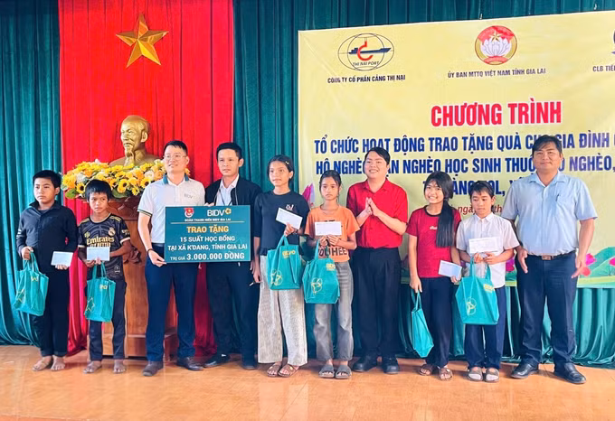 Hàng trăm phần quà đã được trao cho các hộ gia đình có hoàn cảnh khó khăn tại xã KDang, tỉnh Gia Lai.