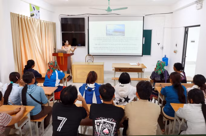 Thí sinh là đồng bào dân tộc thiểu số không biết chữ phổ thông được tuyền truyền thông qua hình ảnh và âm thanh về những tình huống mất an toàn giao thông đường bộ.