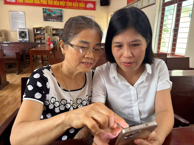 Bí thư chi bộ thôn Vĩnh Thành 4, xã Vĩnh Lộc Phạm Thị Ánh tận tình hướng dẫn các đảng viên trong thôn sử dụng thành thạo các thao tác trên app Sổ tay đảng viên điện tử.