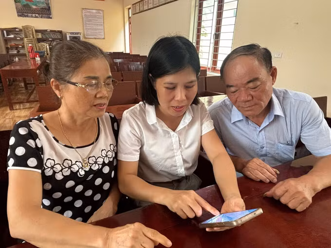 Sau khi được hướng dẫn, hầu hết các đảng viên lớn tuổi đều sử dụng thành thạo, góp phần thúc đẩy chuyển đổi số trong hoạt động của chi bộ thôn Vĩnh Thành 4, xã Vĩnh Lộc.