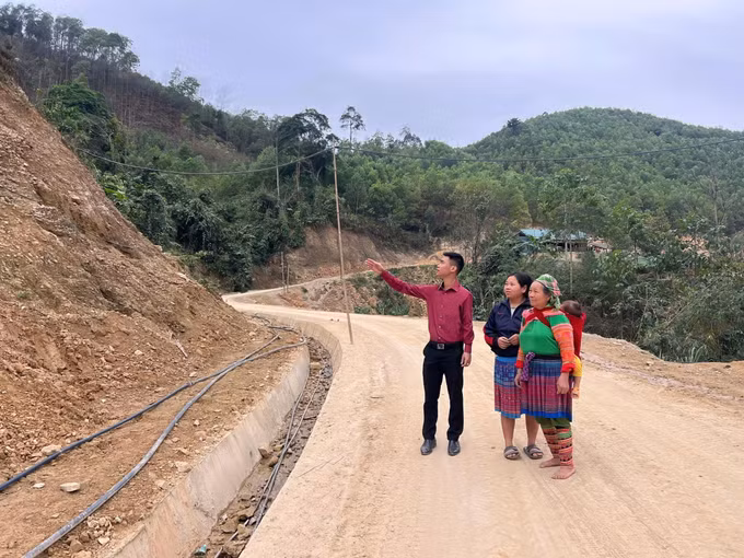 Đảng viên và người dân thôn Ngòi Nghìn, xã Đạo Viện, huyện Yên Sơn đồng lòng hiến đất xây dựng tuyến đường liên xã. Ảnh: Hoàng Hải - TTXVN