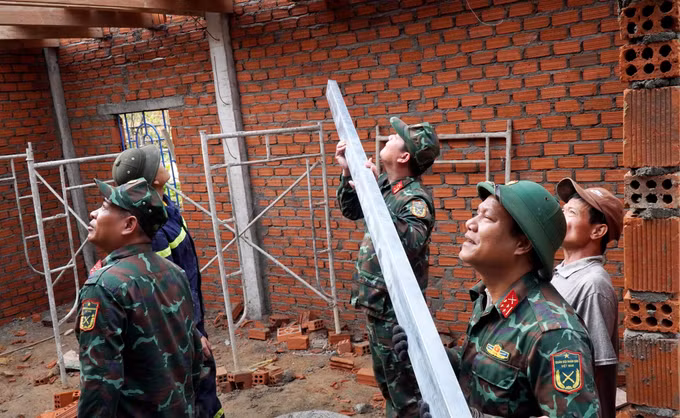 Các cán bộ, chiến sĩ Ban chỉ huy Phòng thủ khu vực 1 - Sơn Tịnh (Bộ chỉ huy Quân sự tỉnh Quảng Ngãi) gấp rút triển khai thi công nhà ở cho các hộ dân Tây Trà.