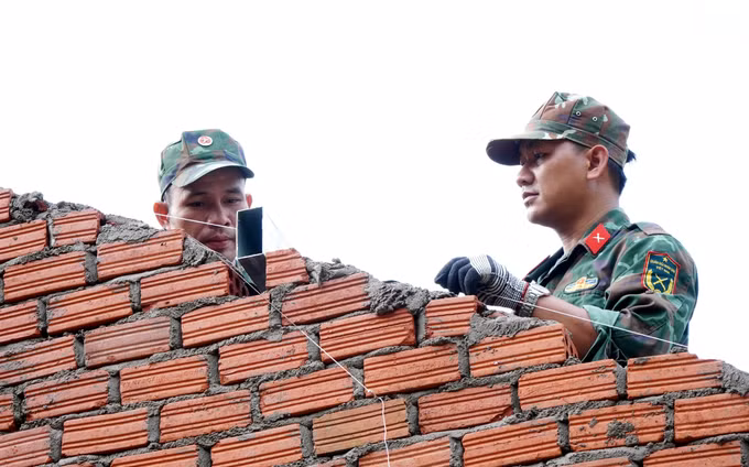 Các cán bộ, chiến sĩ Ban chỉ huy Phòng thủ khu vực 1 - Sơn Tịnh (Bộ chỉ huy Quân sự tỉnh Quảng Ngãi) gấp rút triển khai thi công nhà ở cho các hộ dân Tây Trà.