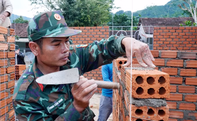 Các cán bộ, chiến sĩ Ban chỉ huy Phòng thủ khu vực 1 - Sơn Tịnh (Bộ chỉ huy Quân sự tỉnh Quảng Ngãi) gấp rút triển khai thi công nhà ở cho các hộ dân Tây Trà.