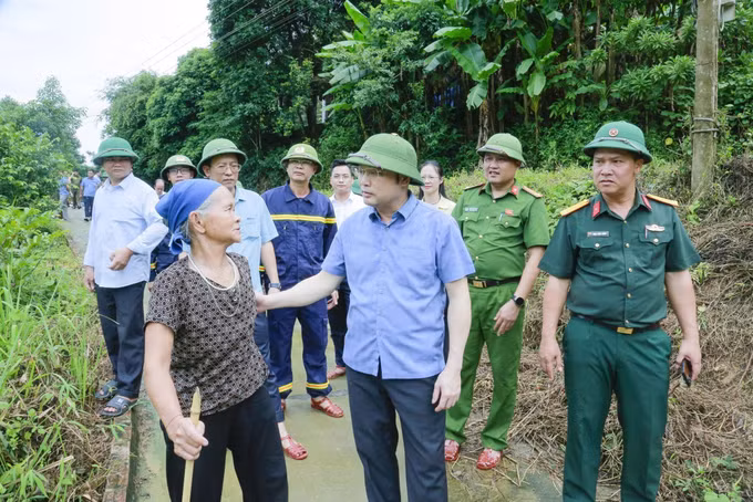 Ông Cao Văn Cường, Phó Chủ tịch UBND tỉnh Thanh Hóa kiểm tra công tác ứng phó với bão số 4 tại các xã miền núi. Ảnh: TTXVN phát