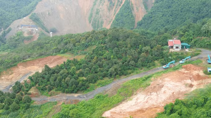 Khu vực đất thuộc Tổ dân phố Cây Xoài, phường Đông Gia Nghĩa (Lâm Đồng) xuất hiện nhiều vết nứt, có nguy cơ sạt trượt.