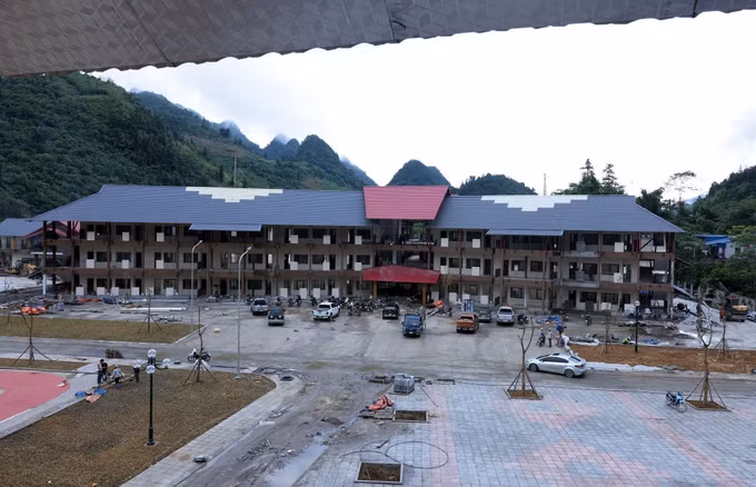 Trường phổ thông nội trú Tiểu học và THCS Mường Khương có vốn đầu tư 255 tỷ đồng, đáp ứng chỗ học cho 980 học sinh vùng biên giới chuẩn bị khánh thành và đưa vào sử dụng trong năm học mới 2026-2027. Ảnh: Trần Việt/TTXVN