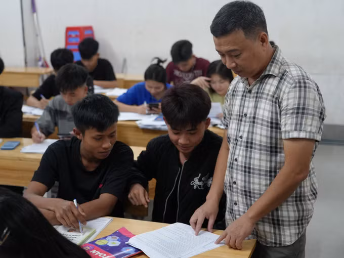 Giáo viên trường THPT Kỳ Sơn hướng dẫn học sinh làm bài tập.