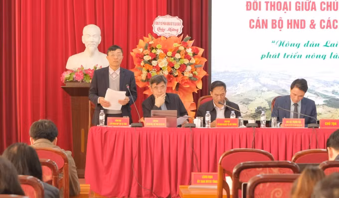 Đại diện các sở, ngành trả lời những kiến nghị của nông dân.