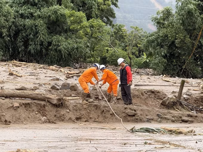 Các tổ công tác của Công ty Điện lực Lai Châu đã khẩn trương kiểm tra, cô lập điểm sự cố, dựng lại cột điện, nối lại từng đường dây. Ảnh: TTXVN phát