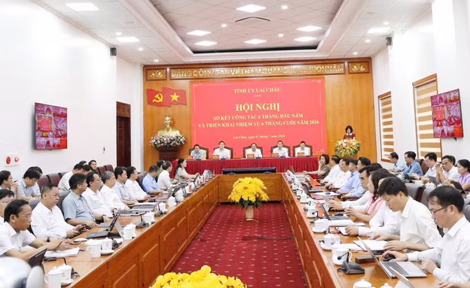 Quang cảnh hội nghị sơ kết công tác 6 tháng đầu năm và triển khai nhiệm vụ 6 tháng cuối năm của Tỉnh ủy Lai Châu.
