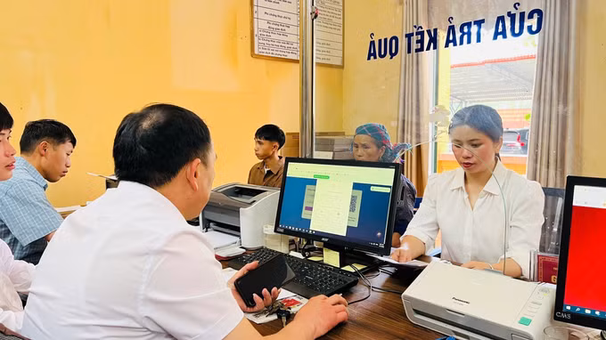 Người dân đến làm thủ tục hành chính được cán bộ Trung tâm Phục vụ hành chính công xã Púng Luông (Lào Cai) hỗ trợ tận tình. Ảnh: Tuấn Anh/TTXVN
