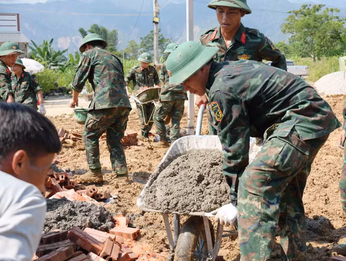 150 cán bộ, chiến sĩ được huy động xây 24 căn nhà cho người dân vùng lũ Mường Than.