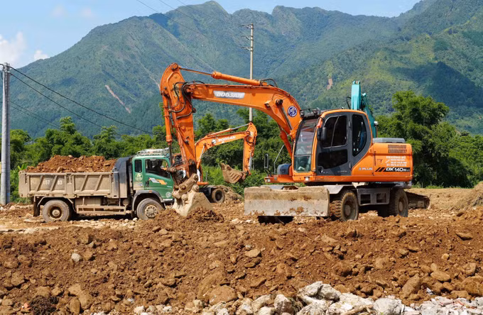 Nhiều máy móc được huy động đến công trường để đẩy nhanh tiến độ xây nhà cho người dân vùng lũ.