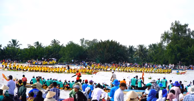Các đội ghe ngo tranh tài sôi nổi trên dòng sông Cái Lớn.