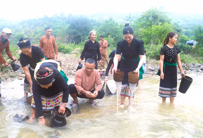 Người dân Ơ Đu trong bản Văng Môn cùng nhau mang các vật dụng sinh hoạt hằng ngày ra suối thiêng Nậm Ngân để thực hiện nghi thức “rửa xui” trong ngày lễ đón tiếng sấm đầu năm.
