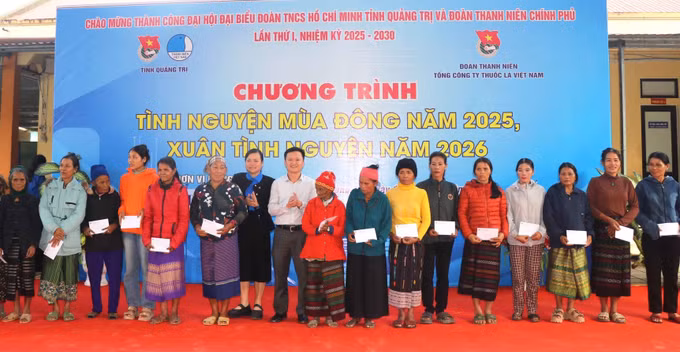 Trao quà cho người dân ở địa bàn biên giới, vùng núi của tỉnh Quảng Trị.
