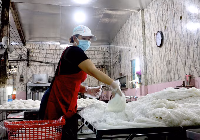 Nhờ nguồn vốn tín dụng chính sách, chị Nguyễn Thị Ngọc Trân (phường Trà Vinh, tỉnh Vĩnh Long) đã đầu tư mở rộng quy mô sản xuất kinh doanh.