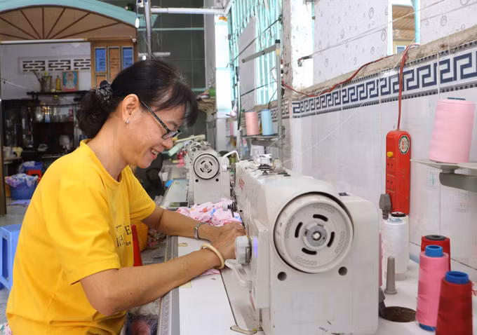 Nhân công làm việc tại cơ sở may của anh Ngô Thành Thái (phường Trà Vinh, tỉnh Vĩnh Long).