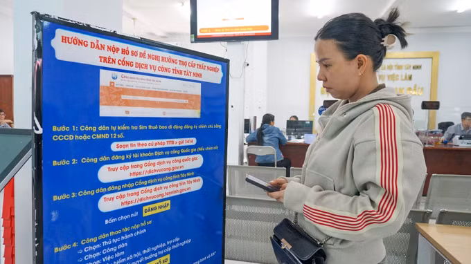 Người dân tìm hiểu quy trình thực hiện dịch vụ công trực tuyến tại Trung tâm Phục vụ hành chính công phường Tân Ninh.