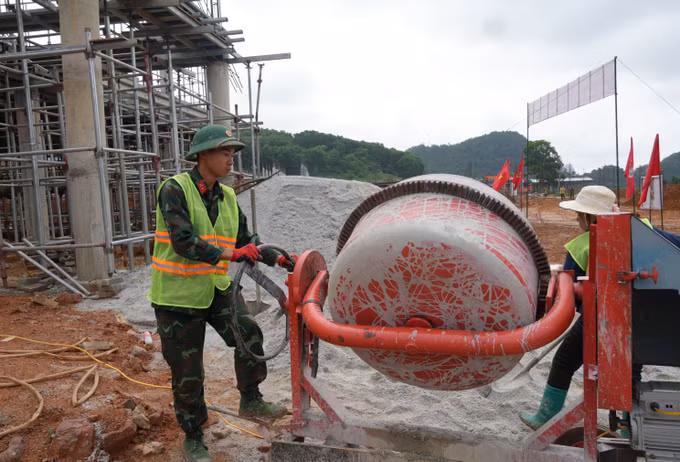 Các chiến sĩ Trung đoàn 12, Sư đoàn 3, Quân khu 1 hỗ trợ xây dựng trường Phổ thông Dân tộc nội trú liên cấp Tiểu học và THCS Phục Hòa (Cao Bằng).