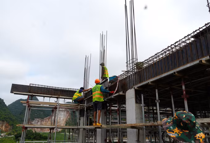 Công nhân làm việc trên công trường dự án trường Phổ thông Dân tộc nội trú liên cấp Tiểu học và THCS Phục Hòa (Cao Bằng).