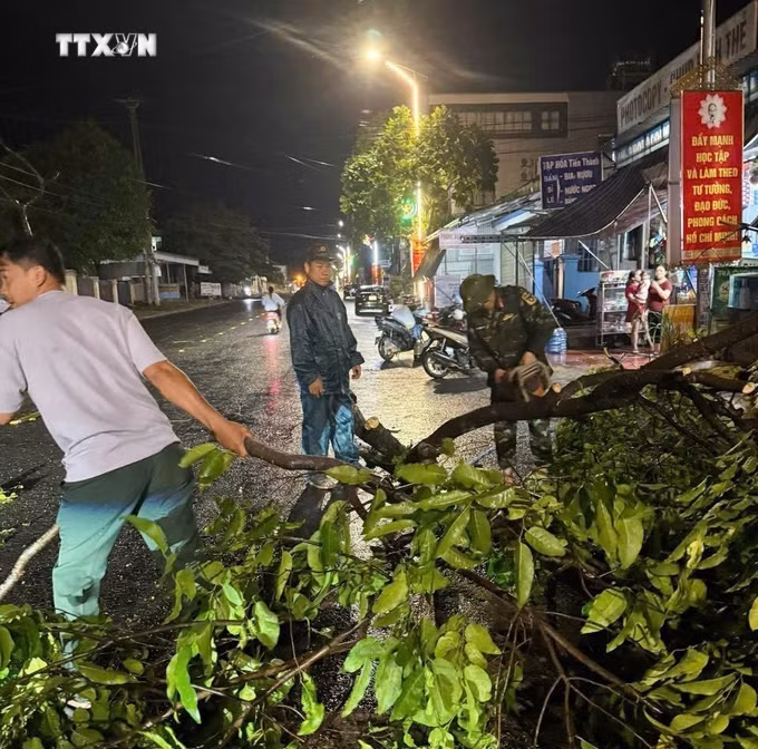 Lực lượng chức năng khắc phục hậu quả thiên tai gây ra. Ảnh: TTXVN Phát