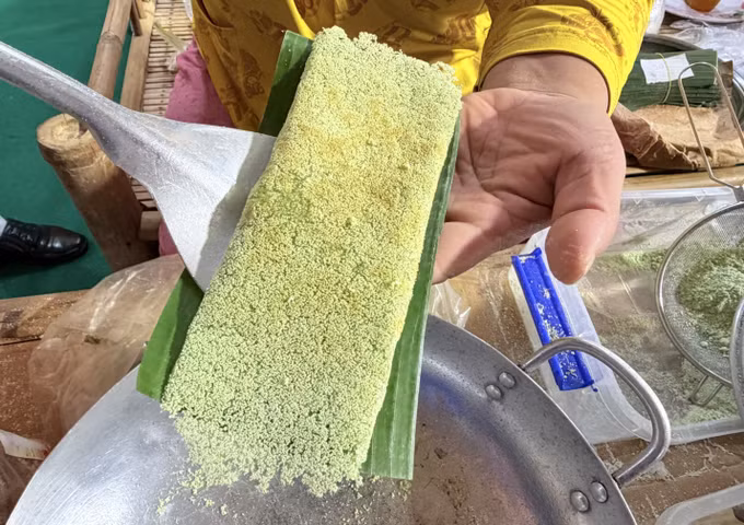 Bánh rây được nướng trên chảo đến khi chín vàng, dậy hương thơm hấp dẫn.