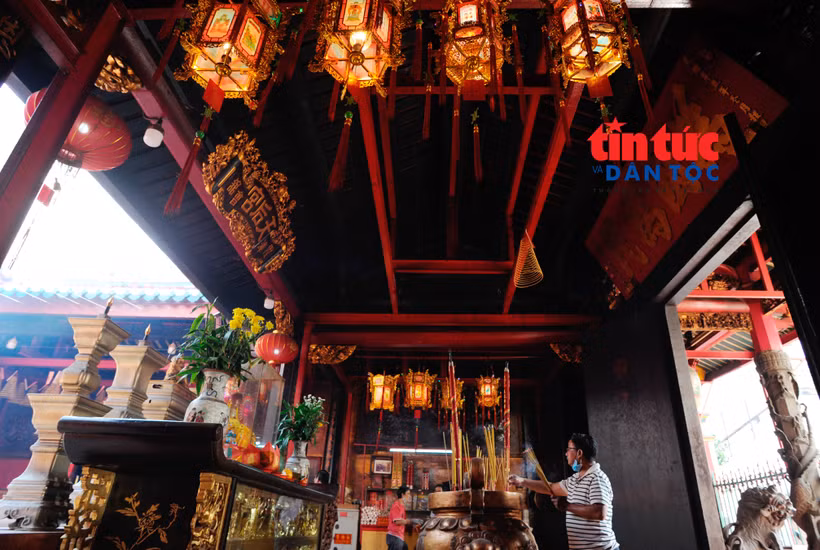 Trong đời sống hàng ngày, các hội quán luôn là địa điểm tâm linh để bà con người Hoa chiêm bái, cầu nguyện.