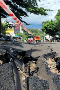 Đảm bảo an toàn giao thông qua khu vực sụt lút ở thành phố Gia Nghĩa