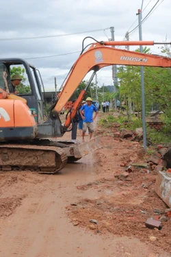 Hiến đất mở đường, tháo gỡ 'điểm nghẽn' hạ tầng ở vùng đồng bào dân tộc thiểu số