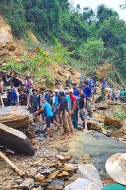 Nghệ An: Đường độc đạo tạm thông tuyến, bản Na Ngân không còn cô lập