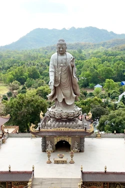 Chiêm ngưỡng tượng Phật A Di Đà cao 24m tại chùa Kim Tiên