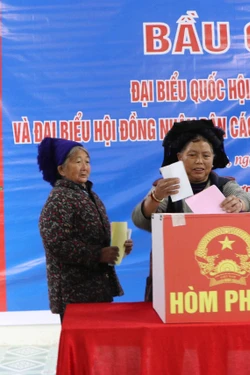 Đồng bào các dân tộc vùng biên giới phấn khởi đi bầu cử