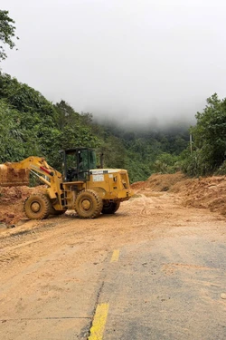 Đường Hồ Chí Minh qua Quảng Ngãi tiếp tục sạt lở, giao thông ách tắc
