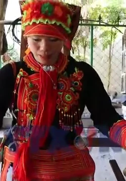 Kỹ nghệ kéo sợi của phụ nữ Dao