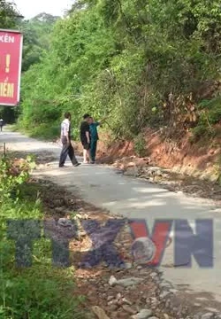Người dân biên giới Nghệ An khốn khổ vì đường xuống cấp