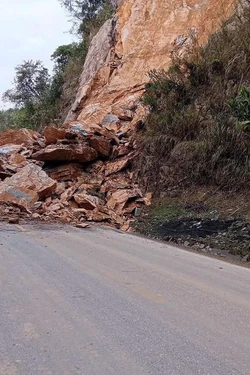 Sạt lở đất đá gây ách tắc giao thông trên Quốc lộ 6