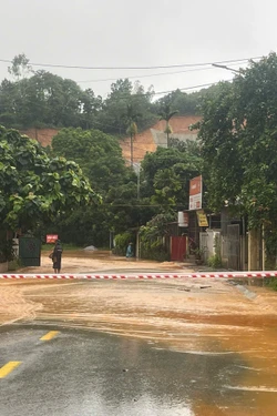 Tìm thấy thi thể người phụ nữ bị nước lũ cuốn trôi khi đi ăn cưới