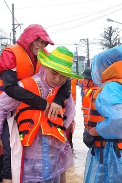 Khẩn trương di dời, tiếp tế lương thực cho người dân Gia Lai vùng ngập lụt