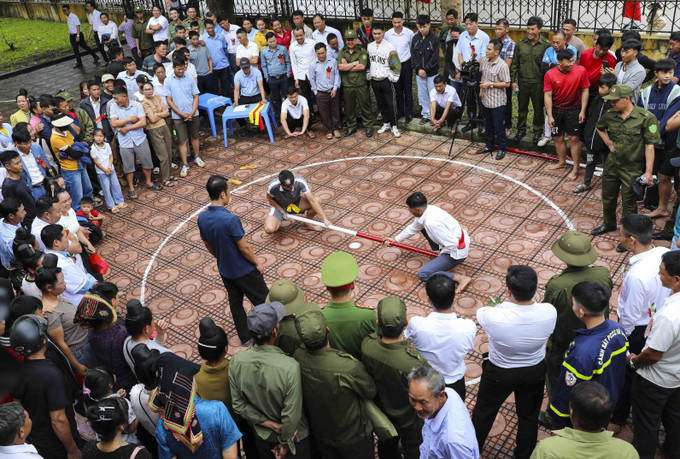 Nhân dân tham gia thi đấu các môn thể thao truyền thống của dân tộc tại Ngày hội. Ảnh: Xuân Tư/ TTXVN hoi-21725.jpg