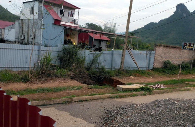 Hố sụt lún mới xuất hiện ngày 1/5 đã được đơn vị quản lý đường bộ của tỉnh Bắc Kạn quây chặt tôn bốn xung quanh cùng hố sụt lớn nhất ở giữa QL3B (thuộc địa phận thôn Hiệp Lực). Ảnh: Nguyễn Công Hải/TTXVN lun-3525a.jpg